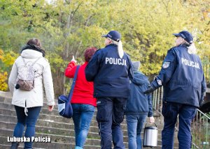 policjanci idą pomagać bezdomnym