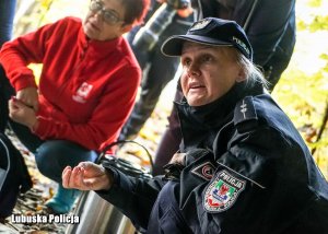 Policjantka podczas działań prewencyjnych.