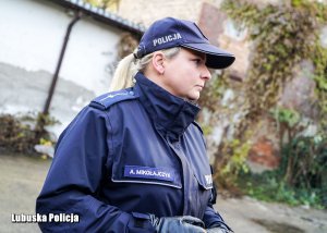 Policjantka podczas działań prewencyjnych.