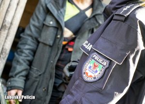 Policjantka podczas działań prewencyjnych.