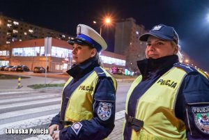 policjantki rozdają odblaski