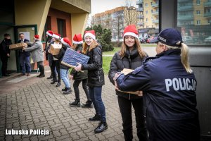 Uczniowie podający dary