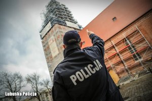 policjant wskazuje na Katedrę