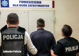 Policjanci z zatrzymanym mężczyzną.