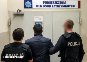 Policjanci z zatrzymanym mężczyzną.