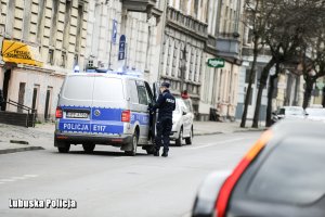 policjanci przy radiowozie