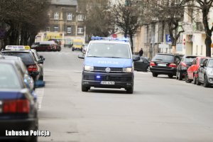 policjanci przekazują informacje o epidemii