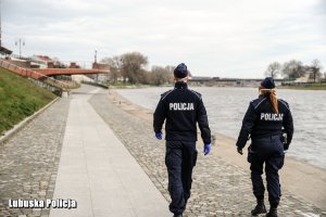 policjanci na gorzowskim bulwarze