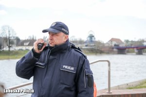 policjant słucha komunikatu z radiostacji