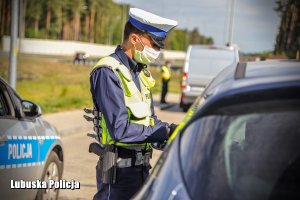 policjant sprawdza trzeźwość