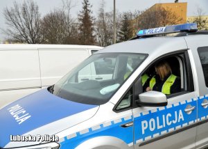 policjanci wypełniają dokumentację w radiowozie