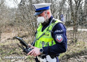 policjant trzyma kontroler drona