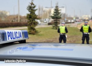 policyjne sygnały i policjanci w oddali