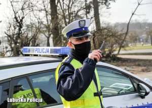 policjant rozmawia przez radiostację