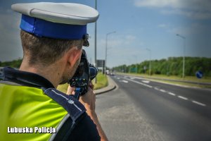 policjant mierzy prędkość pojazdów