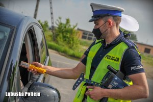 policjant sprawdza trzeźwość kierowcy