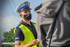 policjant rozmawia z pieszym