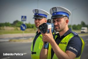 policjanci sprawdzają prędkość pojazdów