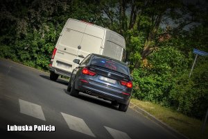 nieoznakowany radiowóz i bus zjechali z głównej drogi