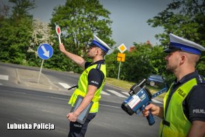 policjanci zatrzymują pojazd do kontroli