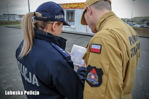 policjantka i strażak podczas kontroli sprzedaży fajerwerków