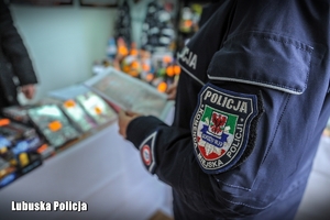 policjantka podczas kontroli sprzedaży fajerwerków