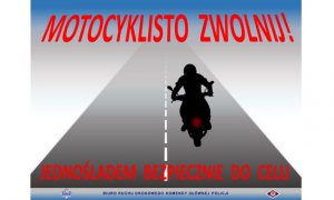rysunek przedstawia drogę na niebieskim tle, na której widać sylwetkę motocyklisty w kolorze czarnym oraz napis Motocyklisto zwolnij, na dole napis: Jednośladem bezpiecznie do celu.
