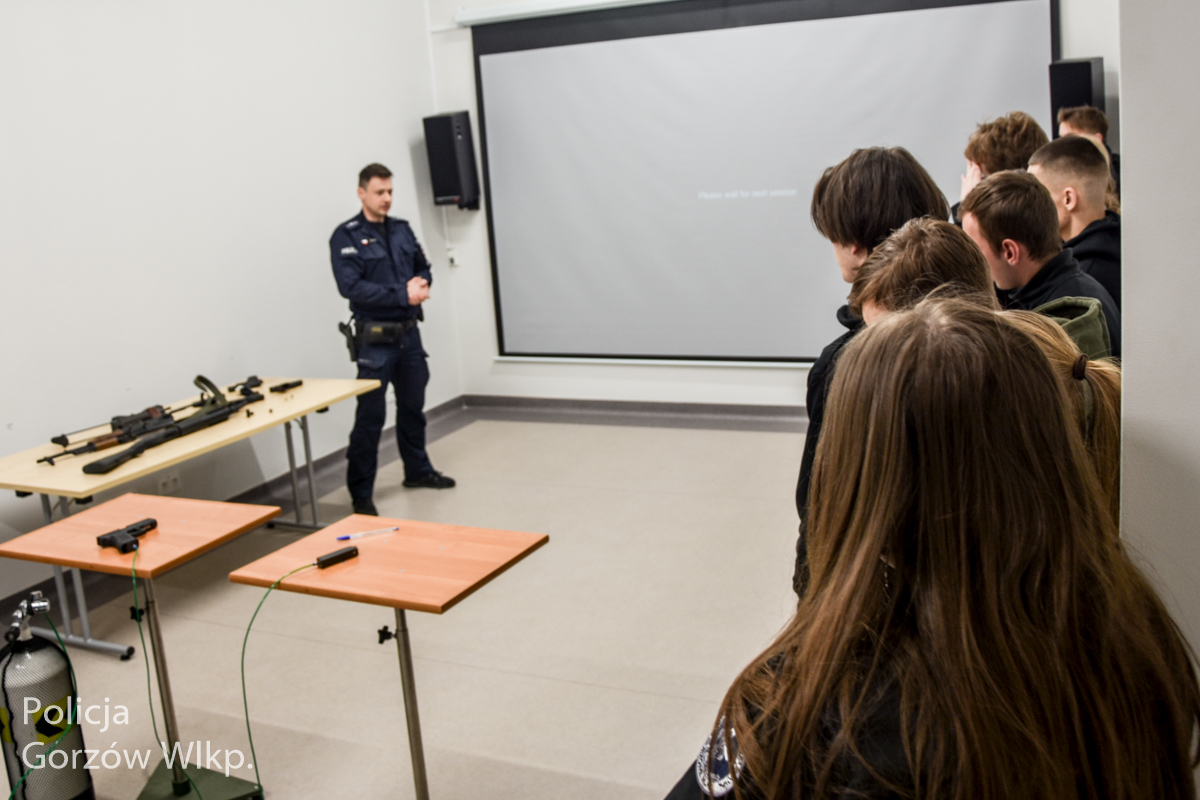 To Była Lekcja Uczniowie Klas Policyjnych Na Zajęciach Z Funkcjonariuszami Aktualności Kmp 3972