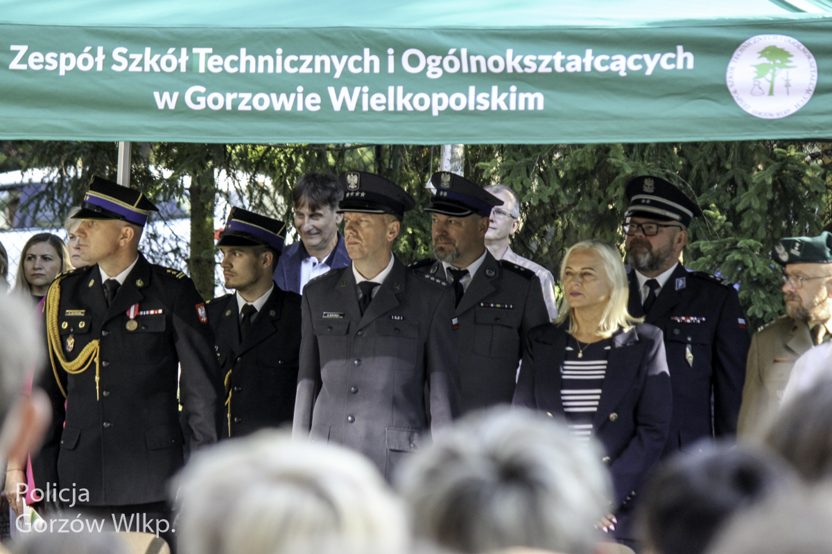 Służby na rozpoczęciu roku szkolnego przez uczniów oddziałów mundurowych