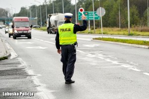 policjant zatrzymuje keirowce do kontroli