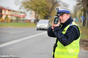 policjant kontroluje predkość