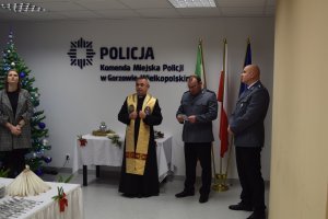 policjanci i pracownicy komendy na spotkaniu opłatkowym