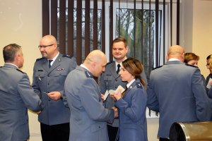 policjanci i pracownicy komendy na spotkaniu opłatkowym