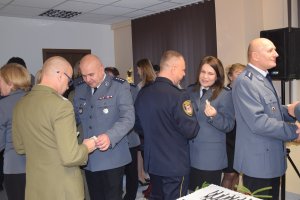 policjanci i pracownicy komendy na spotkaniu opłatkowym