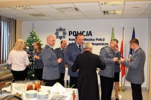 policjanci i pracownicy komendy na spotkaniu opłatkowym