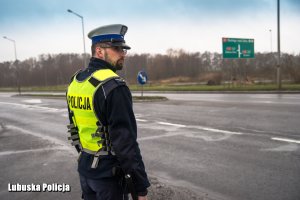 policjant przy drodze