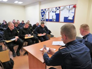 policjanci podczas odprawy