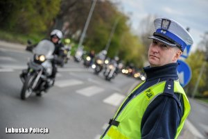 policjant, w tle parada motocykli