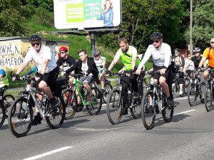 patrol rowerowy policjantów jako prowadzący masę rowerową