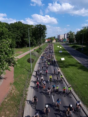 Uczestnicy masy rowerowej- zdjęcie z mostu