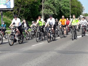 patrol rowerowy policjantów towarzyszu uczestnikom masy rowerowej