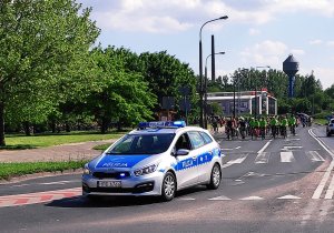 patrol zmotoryzowany rozpoczął prowadzenie uczestników od początku trasy