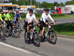 patrol rowerowy policjantów pokonał również trasę rowerową