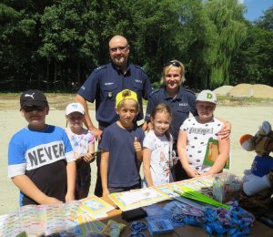 Policja przeprowadza konkurs z dziećmi na temat bezpiecznych zachowań.