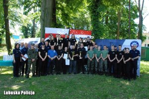 Zawody strzeleckie dla klas policyjnych województwa lubuskiego &quot;Turnieju Strzelecki o Puchar Komendanta Wojewódzkiego Policji w Gorzowie Wlkp.&quot; pamiątkowe zdjęcie z wszystkimi uczestnikami.