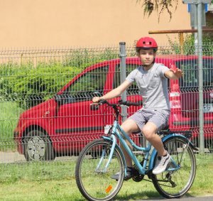 Dziecko na rowerze podczas egzaminu na kartę rowerową.