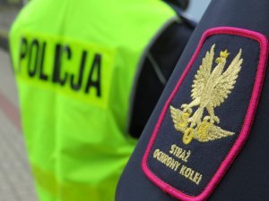 Kamizelka z napisem Policja oraz naszywka służba ochrony kolei