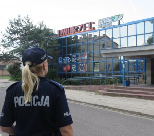 Policjantka stoi przed dworcem