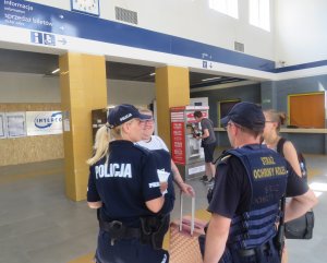 policjanci oraz funkcjonariusze służby ochrony kolei kontrolują dworzec