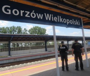 policjantka oraz funkcjonariusz ochrony koli kontrolują peron dworca w Gorzowie Wlkp.